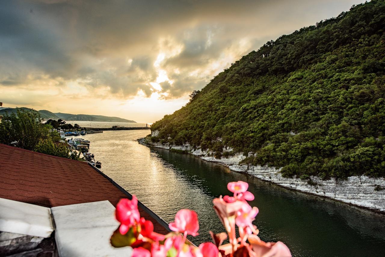 Hill River Hotel Agva  Exterior photo